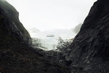 Glaciar entre montañas en la Isla Sur de Nueva Zelanda