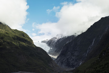 Glaciar entre montañas en la Isla Sur de Nueva Zelanda