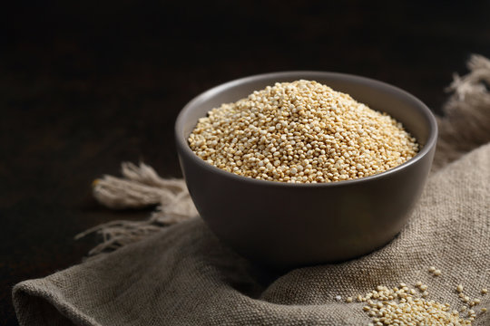 Raw quinoa seeds