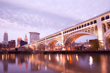 Fototapeta na wymiar Detroit Superior Bridge over Cuyahoga River and downtown skyline, Cleveland, Ohio, USA