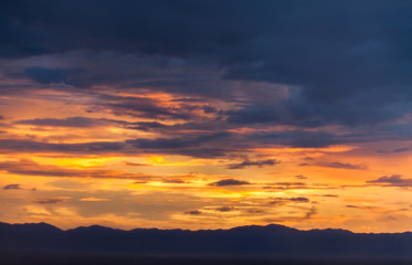 Fototapeta premium kolorowe dramatyczne niebo z chmurą o zachodzie słońca.