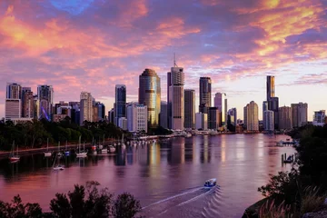 Fototapete Skyline Blick auf die Stadt Brisbane und den Brisbane River am frühen Morgen mit rosa Wolken  © Matt Murray