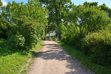 Obraz premium Path in the park in the Roman style