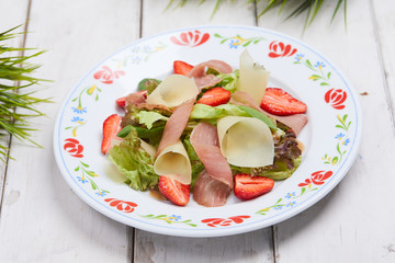 salad with strawberries