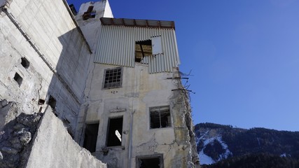 Fototapeta na wymiar Schwaz, Tirol, Österreich, Industrie Ruine stillgelegtes Bergwerk