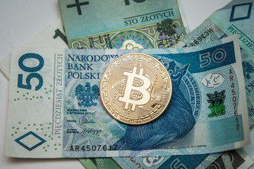 Złoty Bitcoin na polskich banknotach - obrazy, fototapety, plakaty