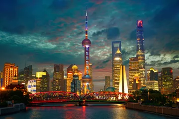 Fotobehang De skyline van Shanghai in de schemering met Garden Bridge, China © Oleksandr Dibrova