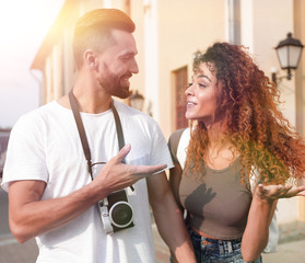 Obraz premium Couple of tourists look at each other and walking