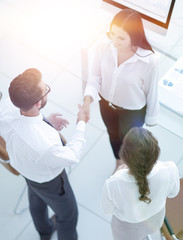 Obraz premium handshake manager and employee near the workplace