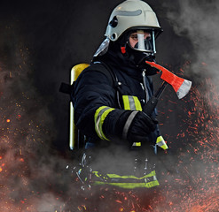 Obraz premium A firefighter dressed in a uniform in a studio.
