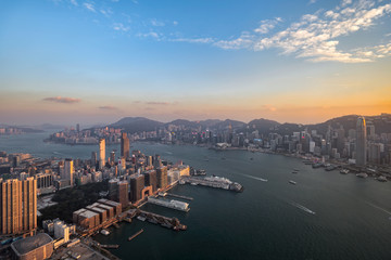 Obraz premium Hong Kong cityscape in the evening over Victoria Harbour