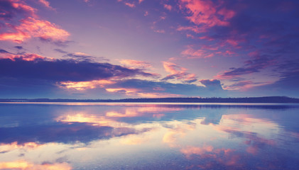 Fototapeta premium romantischer Sonnenuntergang am See