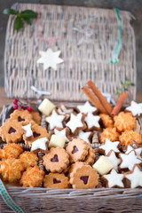Weihnachts- Plätzchen im Korb