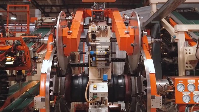 Car tires automatic building machine in process of tire forming