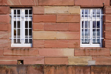 Zwei Fenster in einer Backsteinmauer