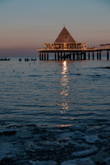Die Seebr&uuml;cke von Heringsdorf auf Usedom am Abend im Winter