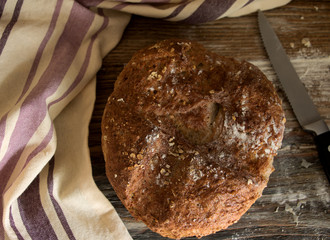 frisches rundes Landbrot mit handtuch