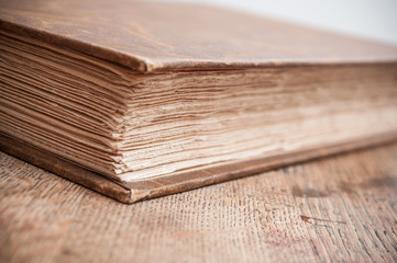 détail livre ancien sur bureau en bois