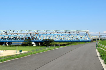 荒川河川敷 荒川橋梁を走る常磐線 