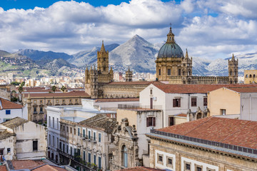 Fototapeta premium Skyline della città di Palermo visto dai tetti, Italia
