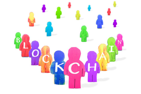 Viele Figuren vor Wei&szlig;, Wort Blockchain, Konzept Kryptow&auml;hrung