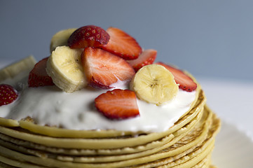 Pancakes with strawberries, bananas and yogurt