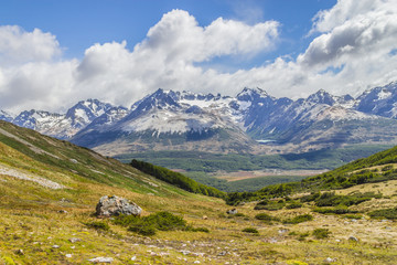 Laguna esmeralda between mountains