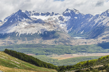Laguna esmeralda between mountains