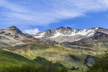 Fototapeta na wymiar Snow mountains in Laguna Esmeralda trail