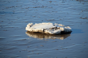 eingefrorene Steine im Nordsee Schlick