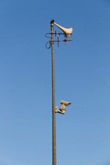  Poste  con altavoz, antenas de radio  y camara de vigilancia