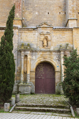 Naklejka premium Puerta de entrada a la Iglesia de Castromocho. Palencia. España