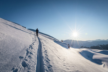 Sonne scheint bei einer Skitour im freien Gelände