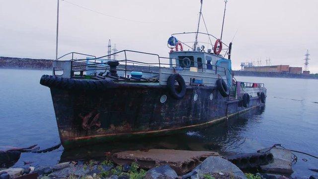 баркас на Енисее