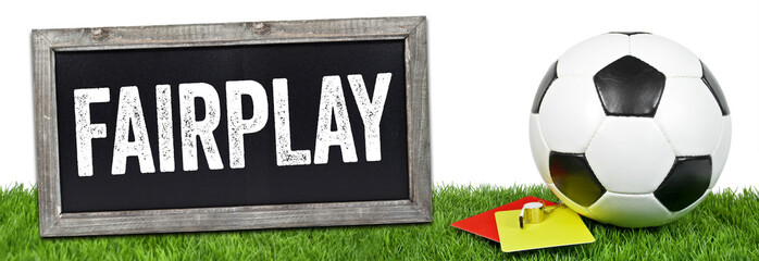 Kreidetafel mit Fußball auf Kunstrasen, Fairplay