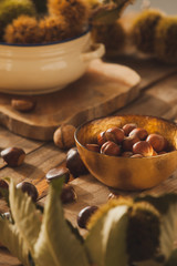 bodegon frutos secos, castañas y nueces sobre madera