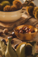 bodegon frutos secos, castañas y nueces sobre madera