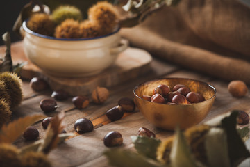 bodegon frutos secos, castañas y nueces sobre madera