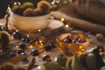 bodegon frutos secos, castañas y nueces sobre madera