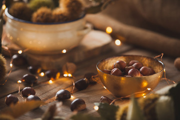 bodegon frutos secos, castañas y nueces sobre madera