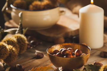 bodegon rustico con castañas enteras y peladas