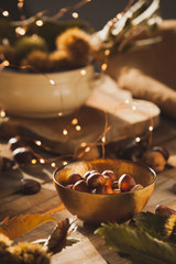 bodegon rustico con castañas enteras y peladas