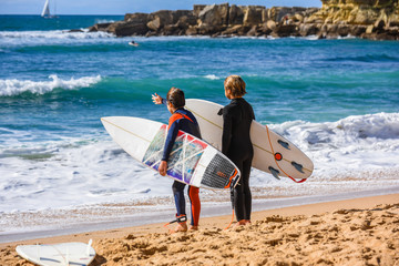 Surfer am Strand von Carcavelos; Portugal