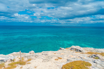 Fototapeta na wymiar Beautiful outdoor view on the edge of the cliff Isla Mujeres Punta sun caribbean sea, with a turquoise water in Mexico