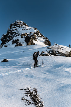 Skitour auf den Gipfel beim Sonnenuntergang im Winter