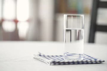 Schilderijen op glas Glas water op tafel in keuken © sebra