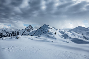 Winterpanorama mit Berge, Wolken und Schnee