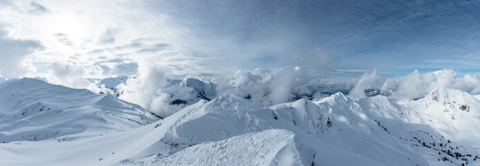 Winterpanorama mit Grad und Gipfel unter blauem Himmel