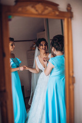 Naklejka premium Bride and bridesmaids during the wedding preparations