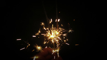 2 Wunderkerzen in einer Hand